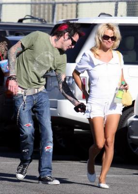 vTommy Lee Goes Christmas Shopping Rocker Style!